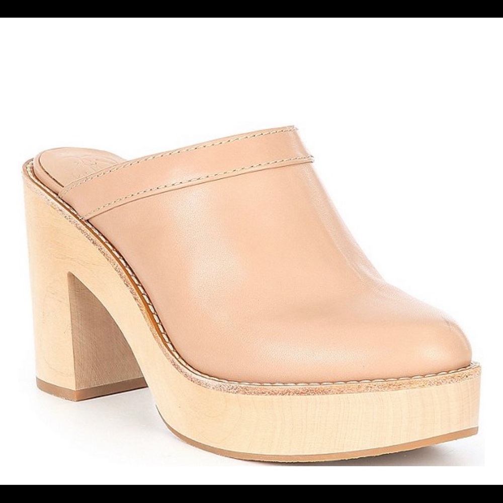 New in box Antonio Melani x Kimberly Whitman Camellia Leather Clogs size 8.5